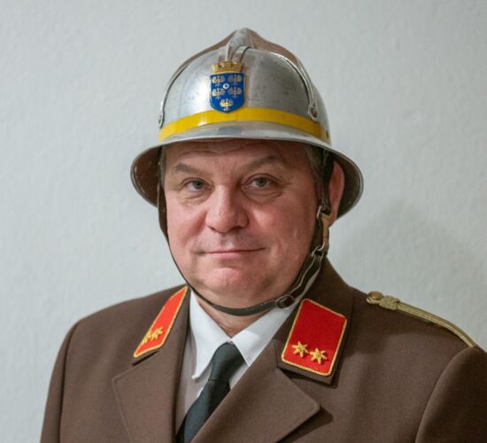 Portraitfoto in brauner Uniform mit Silberhelm