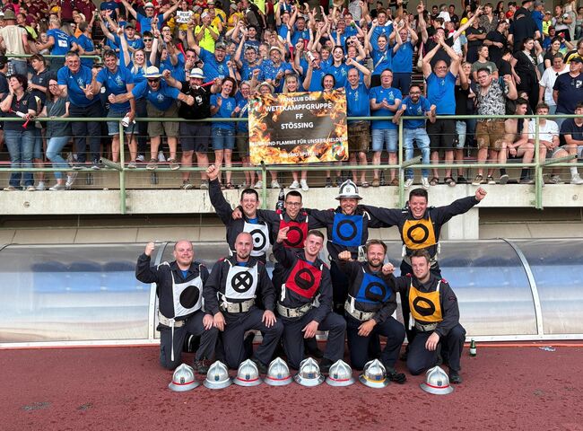 Die Wettkampfgruppe posiert vor dem Fanclub