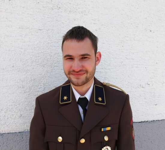 Portraitfoto in brauner Uniform