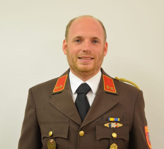 Portraitfoto in brauner Uniform