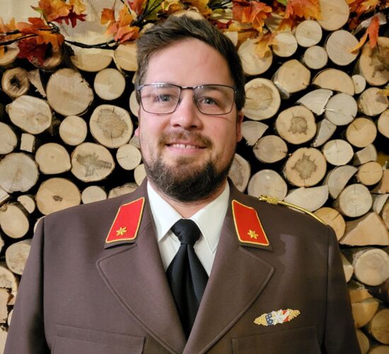 Portraitfoto in brauner Uniform